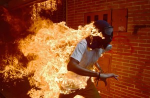 Un joven convertido en una antorcha humana: La foto de las protestas en Venezuela nominada al World Press Photo