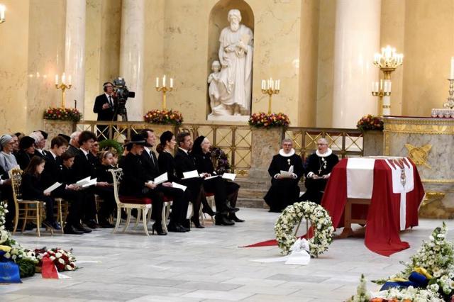  La princesa María de Dinamarca, su esposo, Joaquín de Dinamarca; la princesa María Isabel, su esposo, el príncipe heredero Federico de Dinamarca y la reina de Dinamarca, Margarita II de Dinamarca, acuden al funeral del príncipe consorte Enrique de Dinamarca, en la iglesia del Palacio de Christiansborg, en Copenhague, Dinamarca, hoy, 20 de febrero de 2018. Enrique de Dinamarca, marido de Margarita II, falleció el pasado 13 de febrero a los 83 años. EFE/ Mads Claus Rasmussen PROHIBIDO SU USO EN DINAMARCA