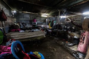 Veintisiete personas viven en una barraca de zinc en San Félix por engaños de promesas habitacionales