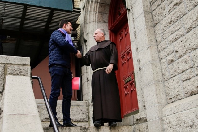 Juan Cruz, un chileno víctima de abuso sexual por parte del clero, a su llegada a una reunión con el investigador designado por el Vaticano, el arzobispo maltés Charles Scicluna de Malta, en Nueva York, feb 17, 2018. REUTERS/Eduardo Munoz