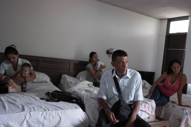 Una familia venezolana encontró alojamiento en una habitación de hotel en Cúcuta, Colombia, pagada por el gobierno colombiano.