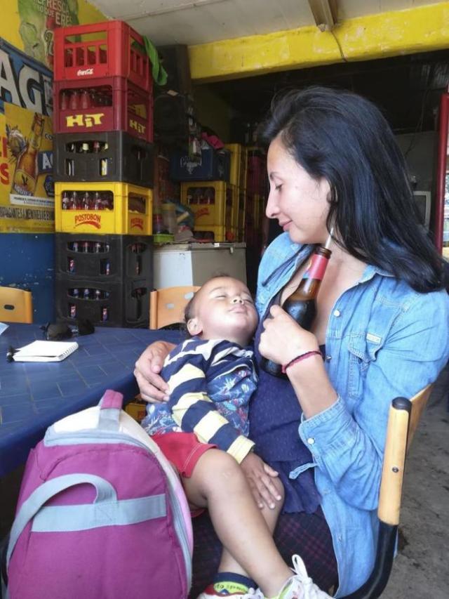 La madre de Antuan Grizzman, a punto de vender su pelo para pagar los pañales del bebé. DANIEL LOZANO