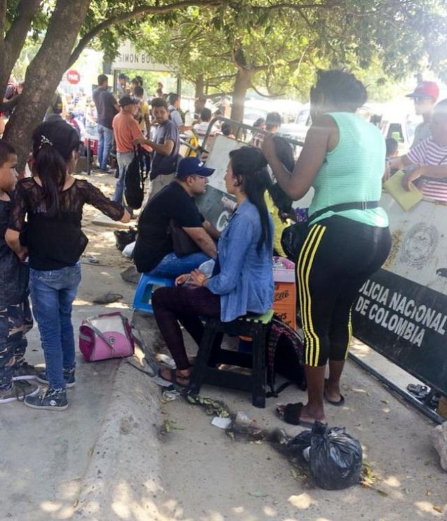 Momento en que la madre del bebé Antuan Grizzman vende su pelo en Cúcuta. MUNDO