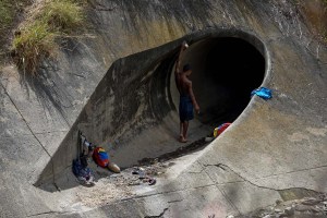 Sobrevivir en El Guaire: La ribera de un inframundo en Caracas
