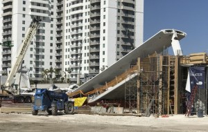 El momento exacto en que cayó el puente peatonal en Miami (Video)