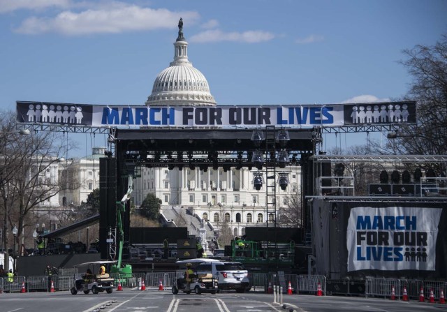 Construction workers setup the March For Our Lives stage ahead of the anti-gun rally in Washington, DC, on March 23, 2018. / AFP PHOTO / Andrew CABALLERO-REYNOLDS