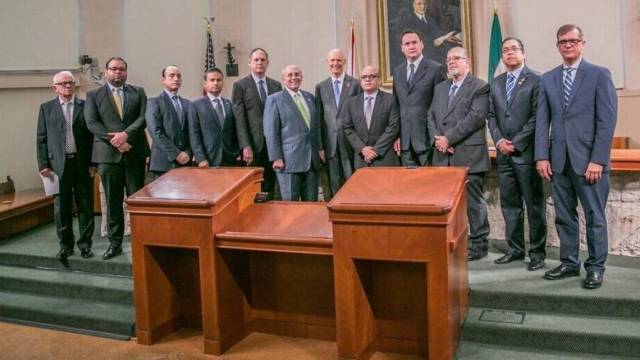 Diez de los 13 magistrados del Tribunal Supremo de Justicia de Venezuela posan con el gobernador de Florida, Rick Scott, y el alcalde de la Ciudad de Coral Gables, Raúl Valdés-Fauli (cen.), el 29 de enero de 2018. Gobernación de Florida