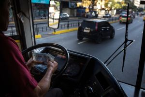 Bloomberg: Venezolanos pagan 100% de interés para obtener efectivo