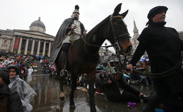 Actor Oliver Thorn, playing the role of Pontius Pilate, arrives on horseback during a performance of Wintershall's 'The Passion of Jesus' on Good Friday in Trafalgar Square in London on March 30, 2018.  The Passion of Jesus tells the story from the Bible of Jesus's visit to Jerusalem and his crucifixion. On Good Friday 20,000 people gather to watch the Easter story in central London. One hundred Wintershall players bring their portrayal of the final days of Jesus to this iconic location in the capital. / AFP PHOTO / Daniel LEAL-OLIVAS
