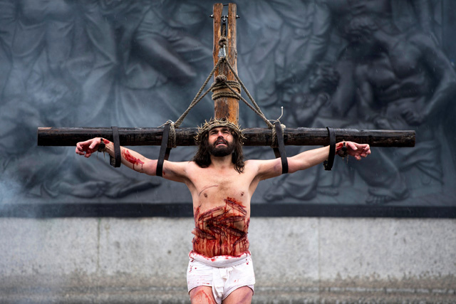 WO004. LONDRES (REINO UNIDO), 30/03/2018.- Recreación de la crucifixión de Cristo en Trafagar Square en Londres (Reino Unido) hoy, 30 de marzo de 2018. EFE/ Will Oliver