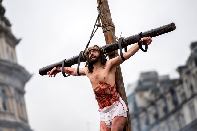 WO004. LONDRES (REINO UNIDO), 30/03/2018.- Recreación de la crucifixión de Cristo en Trafagar Square en Londres (Reino Unido) hoy, 30 de marzo de 2018. EFE/ Will Oliver