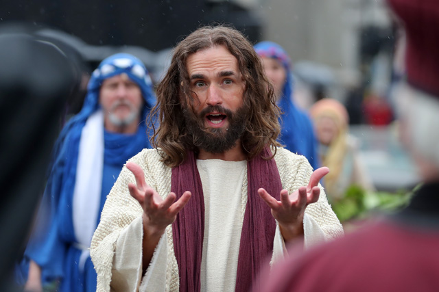 Actor James Burke-Dunsmore plays the role of Jesus Christ, during a performance of Wintershall's 'The Passion of Jesus' on Good Friday in Trafalgar Square in London on March 30, 2018.  The Passion of Jesus tells the story from the Bible of Jesus's visit to Jerusalem and his crucifixion. On Good Friday 20,000 people gather to watch the Easter story in central London. One hundred Wintershall players bring their portrayal of the final days of Jesus to this iconic location in the capital. / AFP PHOTO / Daniel LEAL-OLIVAS