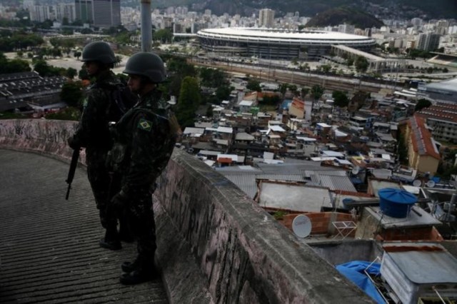 Patrulleros de las Fuerzas Armadas brasileñas mientras el Estadio Maracaná se observa en el fondo, durante una operación contra pandillas de narcotraficantes en el barrio marginal de Mangueira, en Río de Janeiro, Brasil, el 6 de diciembre de 2017. REUTERS / Pilar Olivares