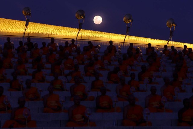 The full moon is seen as buddhist monks attend a ceremony on Makha Bucha Day at Wat Phra Dhammakaya in Pathum Thani, Thailand, March 1, 2018. REUTERS/Athit Perawongmetha TPX IMAGES OF THE DAY