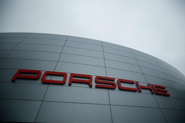 Logo de Porsche en centro de servicio a clientes al lado de fábrica de automotora en Stuttgart-Zuffenhausen, Alemania, 26 enero 2018. REUTERS/Ralph Orlowski