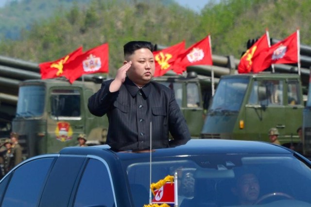 El líder norcoreano, Kim Jong Un, inspecciona lanzacohetes antes de un ejercicio militar, el 25 de abril de 2017.  KCNA/File Foto via REUTERS