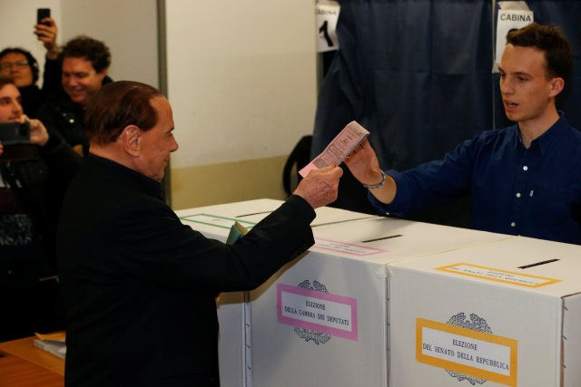 Foto del domingo del líder Forza Italia, Silvio Berlusconi, vota en Milán. Mar 4, 2018. REUTERS/Stefano Rellandini