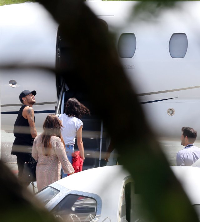 La estrella de fútbol Neymar se prepara para abordar un avión en el aeropuerto de Pampulha en Belo Horizonte, Brasil el 4 de marzo de 2018. REUTERS / Paulo Whitaker