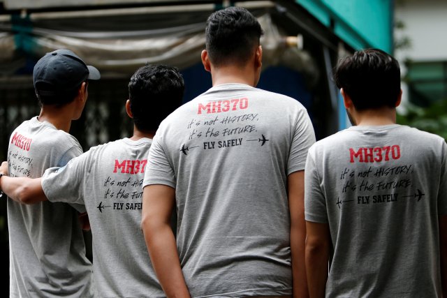 La gente usa camisetas durante el cuarto evento de conmemoración anual del vuelo desaparecido de Malaysia Airlines MH370, en Kuala Lumpur, Malasia, el 3 de marzo de 2018. REUTERS / Lai Seng Sin