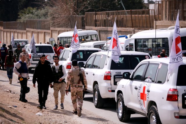 El convoy del Comité Internacional de la Cruz Roja (CICR) fue visto cruzando al este de Ghouta cerca del campamento de Wafideen en Damasco, Siria, el 5 de marzo de 2018. REUTERS / Omar Sanadiki