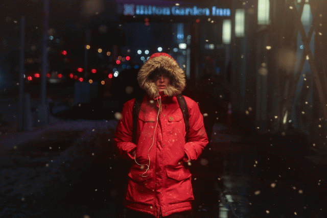 Una mujer camina mientras la nieve cae cerca de Times Square en Manhattan, en la ciudad de Nueva York, Nueva York, EE. UU.REUTERS / Amr Alfiky