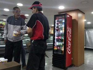 Coca-Cola evalúa despidos Argentina por caída del consumo