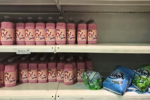 Botellas de detergente Vel Rosa, producido por Colgate-Palmolive Co, en una góndola de un supermercado en Caracas, Venezuela. 7 mar 2018. REUTERS/Marco Bello