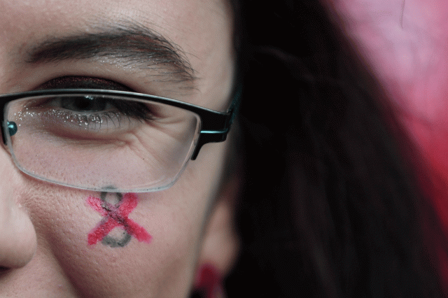 Una manifestante muestra un símbolo para Derogar la 8ma Enmienda pintada en su rostro durante una marcha por leyes liberales de aborto irlandesas, en Dublín, Irlanda, REUTERS / Clodagh Kilcoyne 