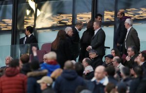Fanáticos furiosos del West Ham provocan la huida de sus dirigentes en pleno partido
