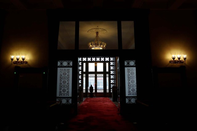 A security agent looks through the doors of the Great Hall of the People during a vote on a constitutional amendment lifting presidential term limits, at the third plenary session of the National People's Congress (NPC) in Beijing, China March 11, 2018. REUTERS/Damir Sagolj