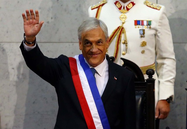 Chile's President Sebastian Pinera waves after being sworn in at the Congress in Valparaiso, Chile March 11, 2018. REUTERS/ Ivan Alvarado