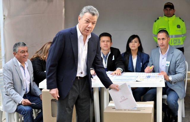Colombia's President Juan Manuel Santos casts his vote during the legislative elections in Bogota, Colombia March 11, 2018. REUTERS/Carlos Julio Martinez   NO RESALES. NO ARCHIVES.