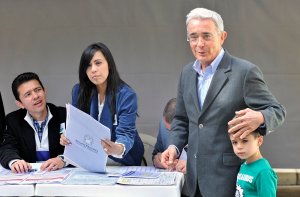 Uribe deposita su voto para que Colombia no sea “una segunda Venezuela”