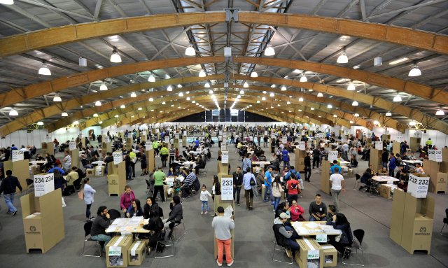 Voters walk in a polling centre during the legislative elections in Bogota, Colombia March 11, 2018. REUTERS/Carlos Julio Martinez   NO RESALES. NO ARCHIVES.