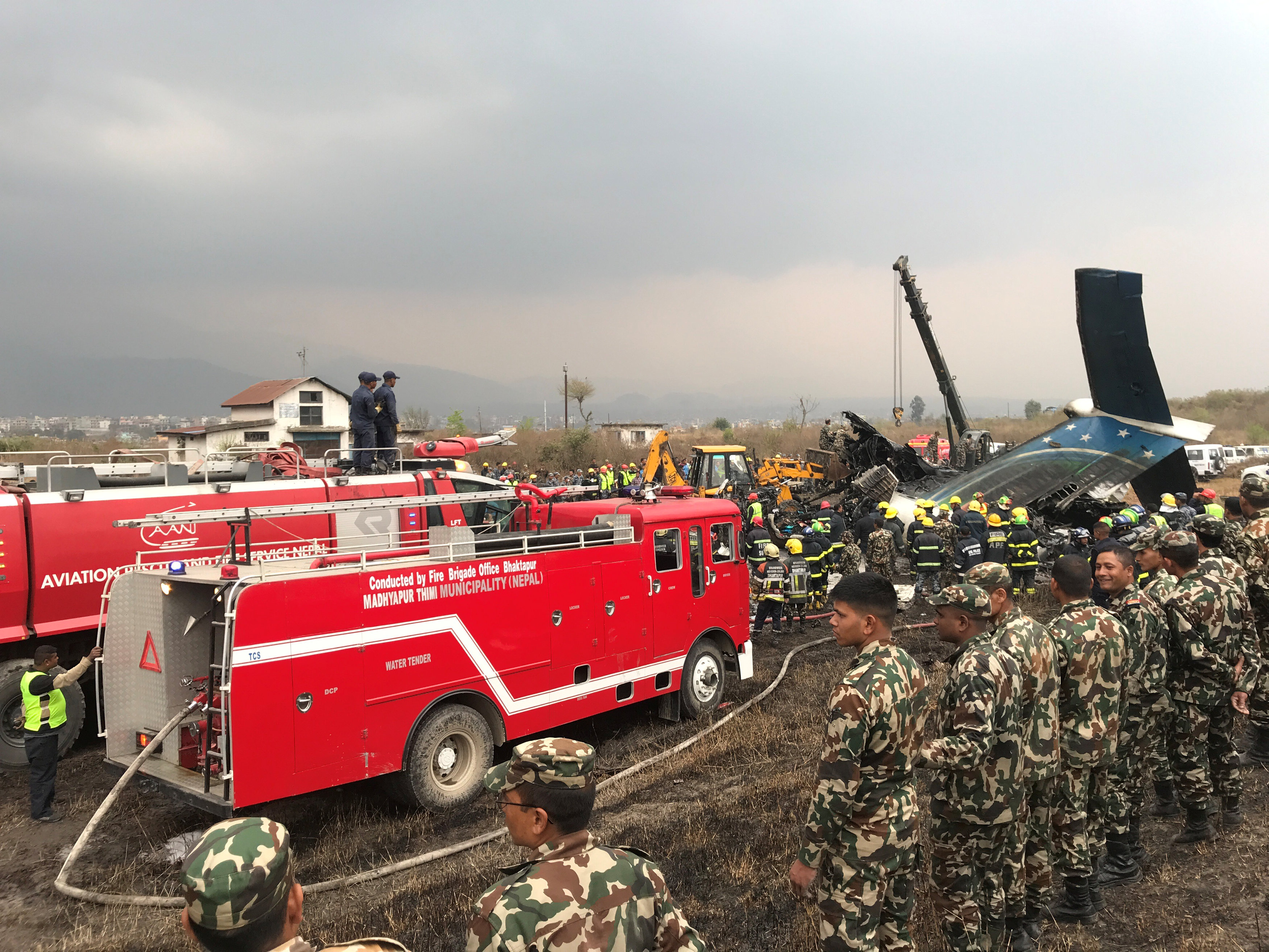 Al menos 49 muertos al estrellarse un avión bangladesí en Katmandú