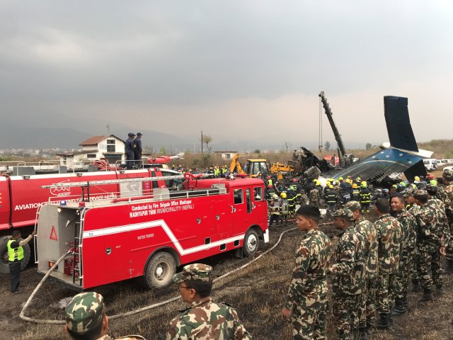 Los restos de un avión se representan mientras los trabajadores de rescate operan en el aeropuerto de Katmandú, Nepal, el 12 de marzo de 2018. REUTERS / Navesh Chitrakar