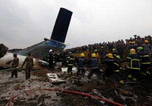 Nepal trabaja en la identificación de los fallecidos en el accidente de avión