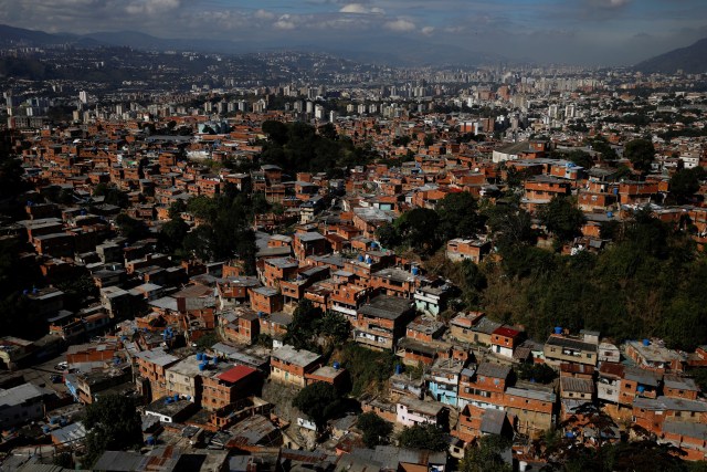 En la imagen de archivo se ven casas en Caracas, Venezuela, el 12 de enero de 2018. REUTERS / Carlos Garcia Rawlins