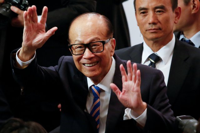 El magnate de Hong Kong, Li Ka-shing, se despide de los periodistas después de anunciar su retiro como presidente de CK Hutchison Holdings Ltd en una conferencia de prensa en Hong Kong, China, el 16 de marzo de 2018. REUTERS / Bobby Yip