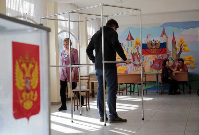Los miembros de una comisión electoral local participan en los preparativos para las próximas elecciones presidenciales en un colegio electoral en San Petersburgo, Rusia, el 17 de marzo de 2018. REUTERS / Anton Vaganov