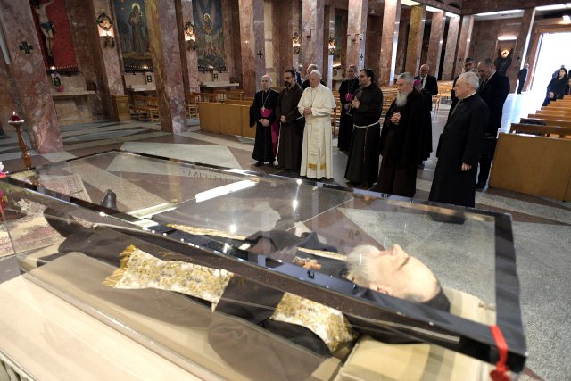 Pope Francis visits the Santa Maria delle Grazie sanctuary hosting the mortal remains of Saint Pio of Pietrelcina (Padre Pio) in San Giovanni Rotondo, Italy March 17, 2018. Osservatore Romano/Handout via REUTERS ATTENTION EDITORS - THIS IMAGE WAS PROVIDED BY A THIRD PARTY