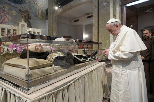 Pope Francis prays in front of the mortal remains of Saint Pio of Pietrelcina (Padre Pio) at the Santa Maria delle Grazie sanctuary in San Giovanni Rotondo, Italy March 17, 2018. Osservatore Romano/Handout via REUTERS ATTENTION EDITORS - THIS IMAGE WAS PROVIDED BY A THIRD PARTY
