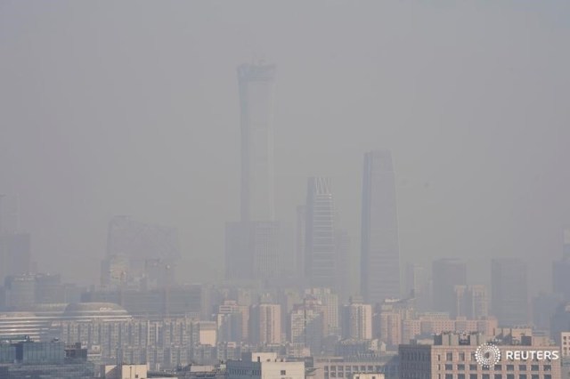 El horizonte de la ciudad se ve en medio del smog antes del Año Nuevo Lunar chino en Beijing, China, 13 de febrero de 2018. Fotografía tomada el 13 de febrero de 2018. REUTERS / Jason Lee 