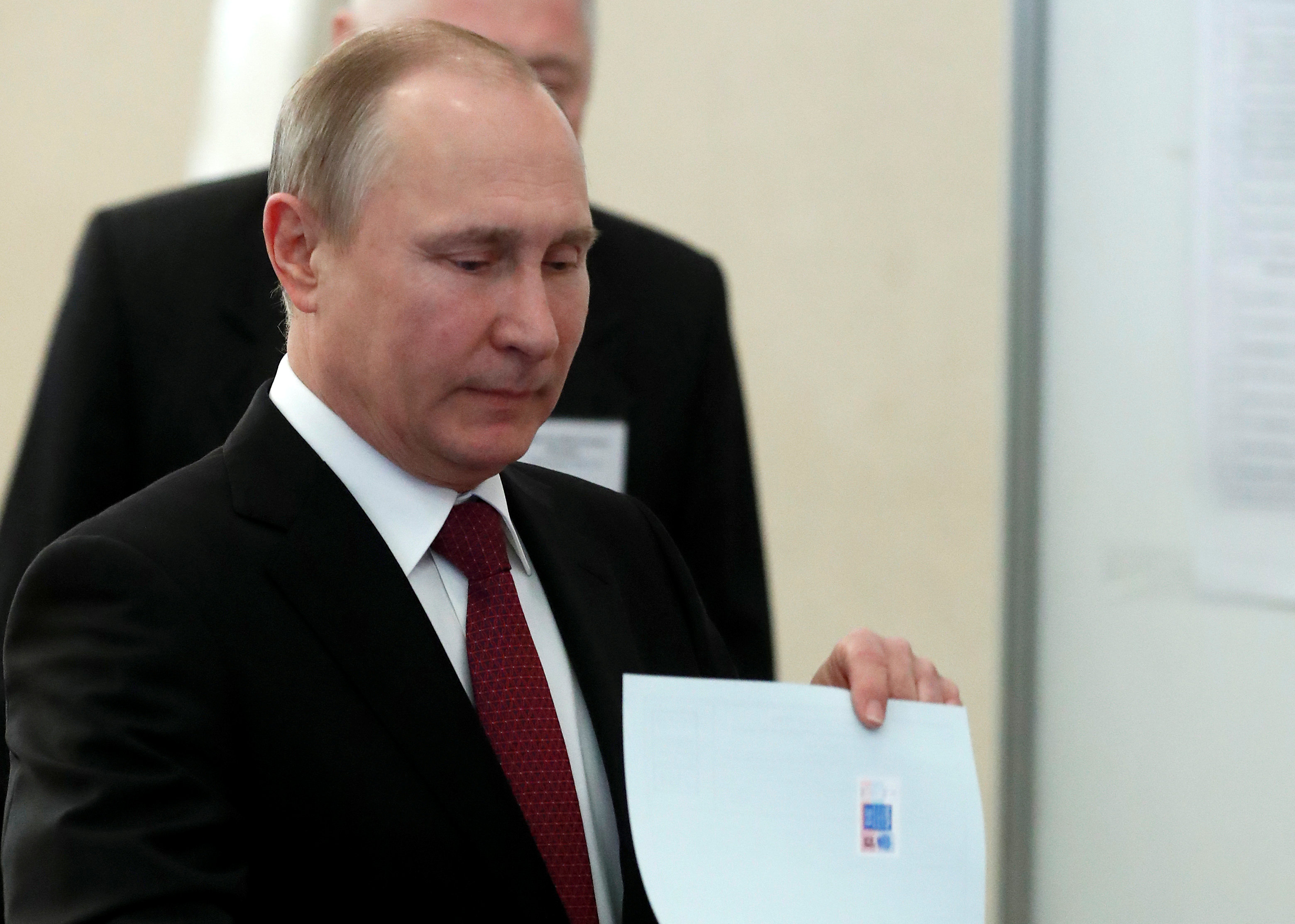Putin gana elecciones de forma aplastante, según un sondeo a pie de urna