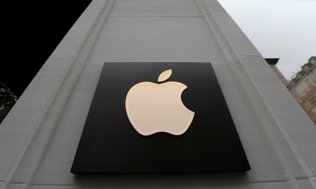 Logo de Apple en la entrada de su primera tienda en Viena, Austria. 22 febrero 2018. REUTERS/Heinz-Peter Bader