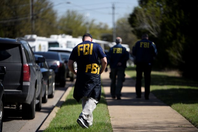 Agentes del FBI caminan hacia la escena del crimen en Mission Oaks Boulevard luego de una explosión en Austin, Texas, EE. UU., 19 de marzo de 2018. REUTERS / Sergio Flores