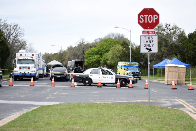 REFILE - CORRECTING Los miembros del Departamento de Policía de Austin bloquean parte de Republic of Texas Boulevard luego de una explosión en Austin, Texas, EE. UU., 19 de marzo de 2018. REUTERS / Sergio Flores