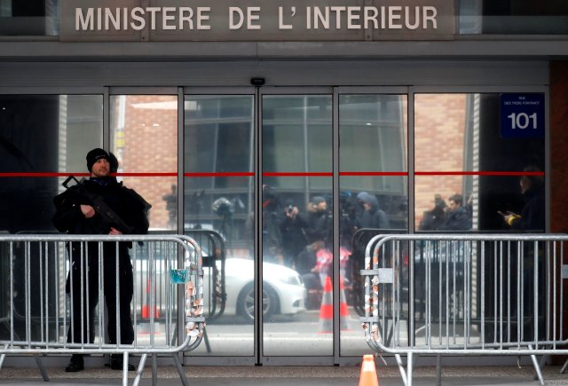 Un policía francés monta guardia frente a la entrada de las oficinas de la policía judicial en Nanterre, cerca de París, Francia, el 20 de marzo de 2018. REUTERS / Gonzalo Fuentes