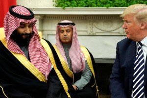 Trump se enorgullece de su “gran amistad” con el príncipe saudí (fotos)
