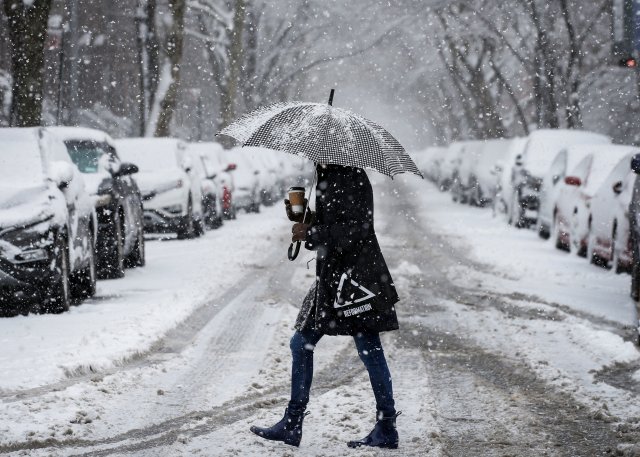 Una mujer camina en la nieve durante una tormenta de nieve invernal en el distrito de Brooklyn de Nueva York, EE. UU., 21 de marzo de 2018. REUTERS / Brendan McDermid